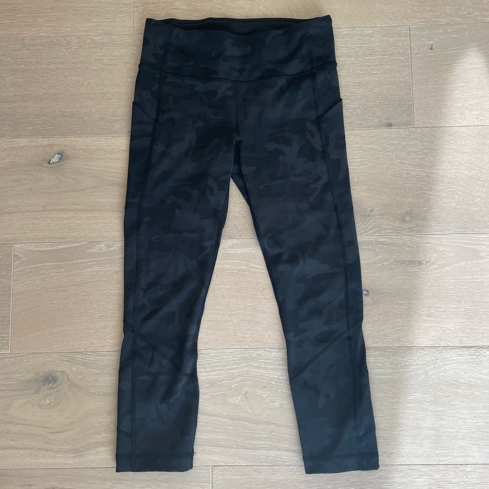 Women’s Lululemon Black Camo Pace Rival Mid Rise Crop, Size 4